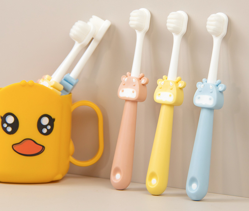 Baby toothbrush with soft bristles, suitable for children aged 2-10 years, for home use, fine and non-slip, with thousands of bristles to protect teeth. Cartoon toothbrush for children.